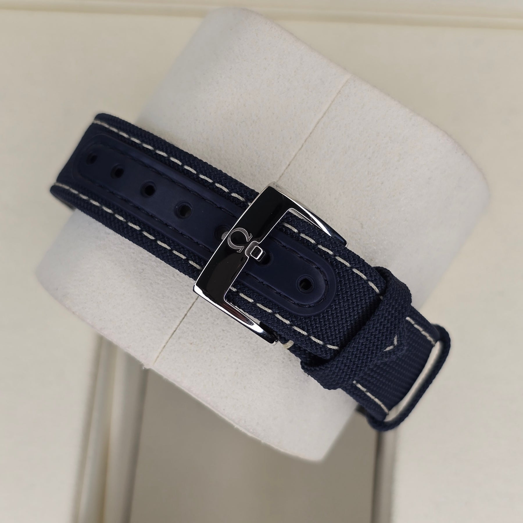 Omega Speedmaster Silver Snoopy Award 310.32.42.50.02.001 clasp