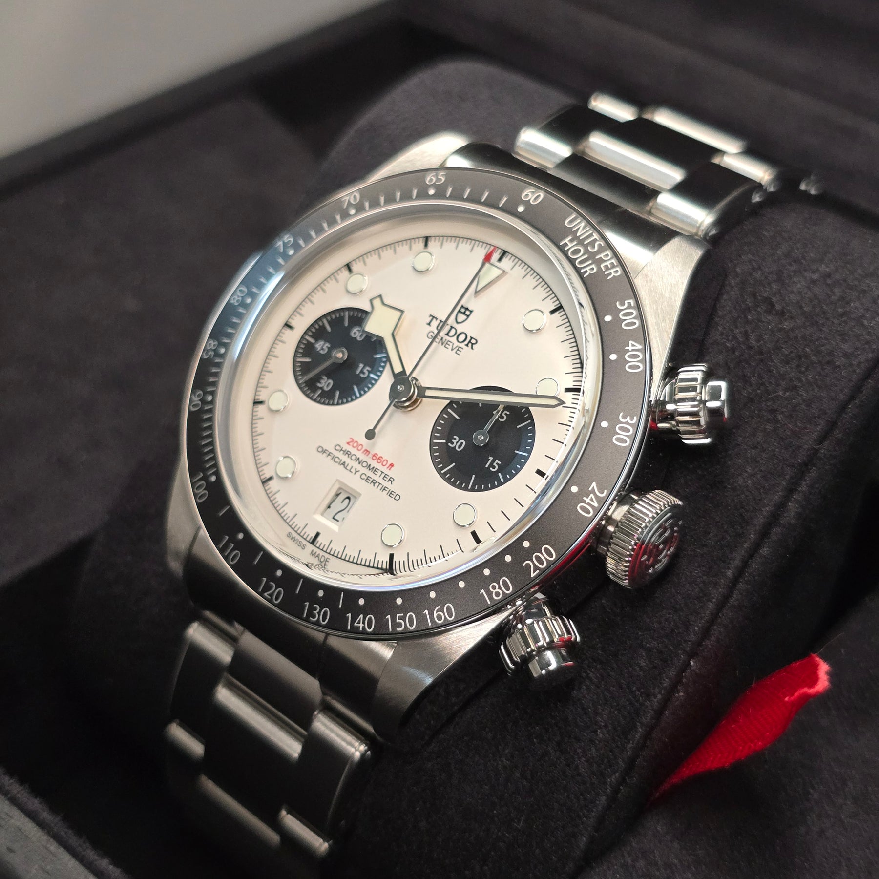 Tudor Black Bay Chrono Panda M79360N right side case
