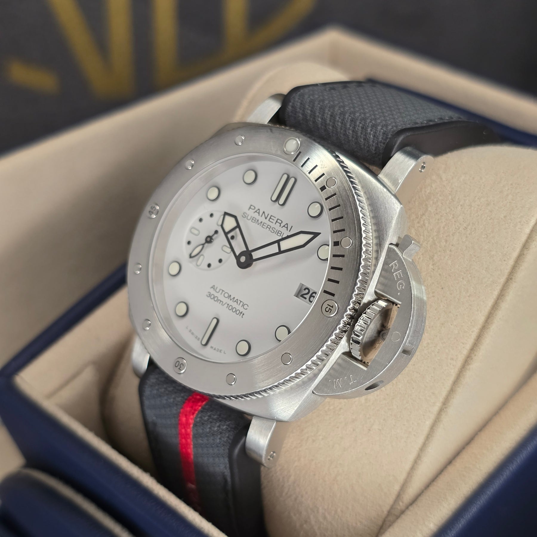 Panerai Luminor Marina Submersible PAM02223 Bianco right side case