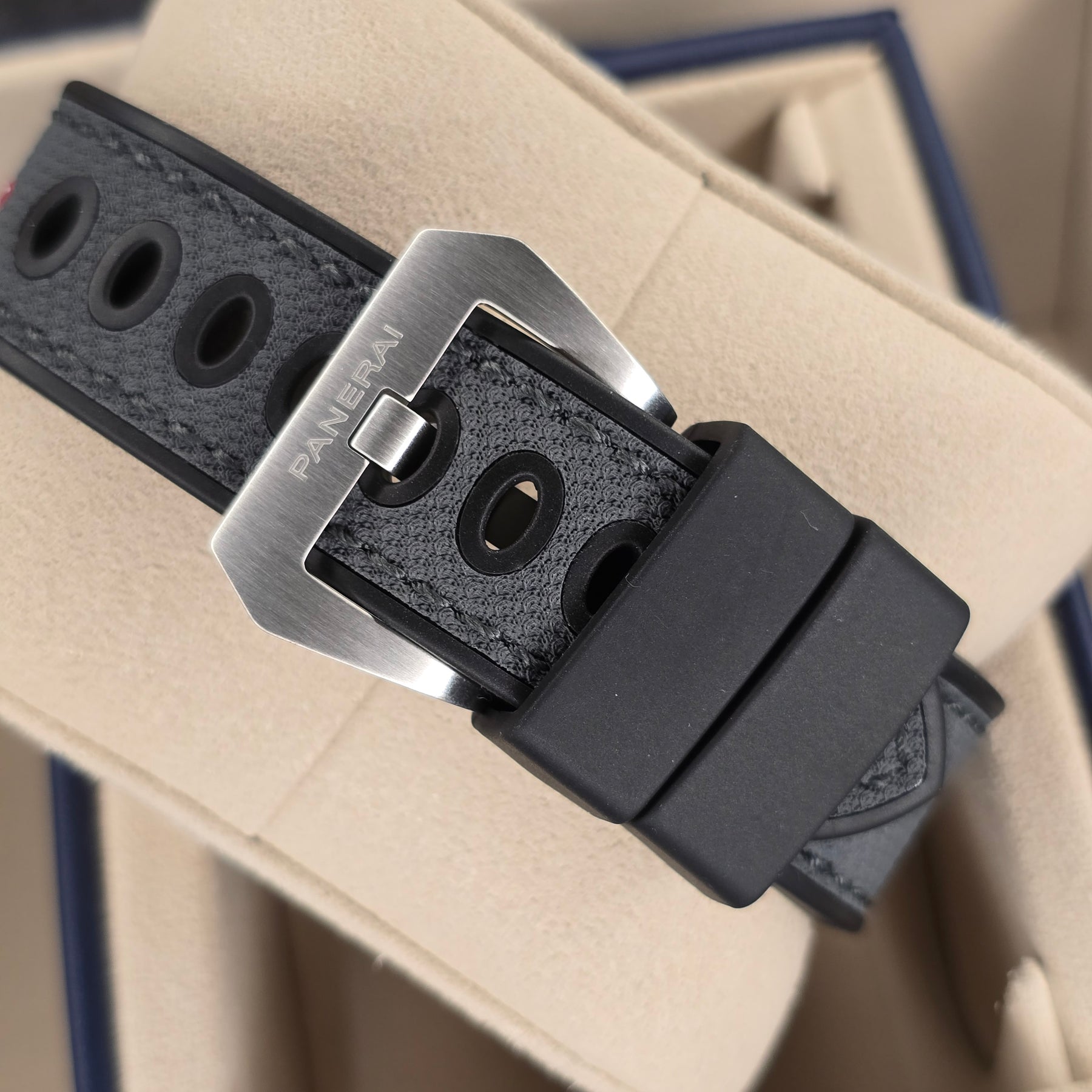 Panerai Luminor Marina Submersible PAM02223 Bianco clasp