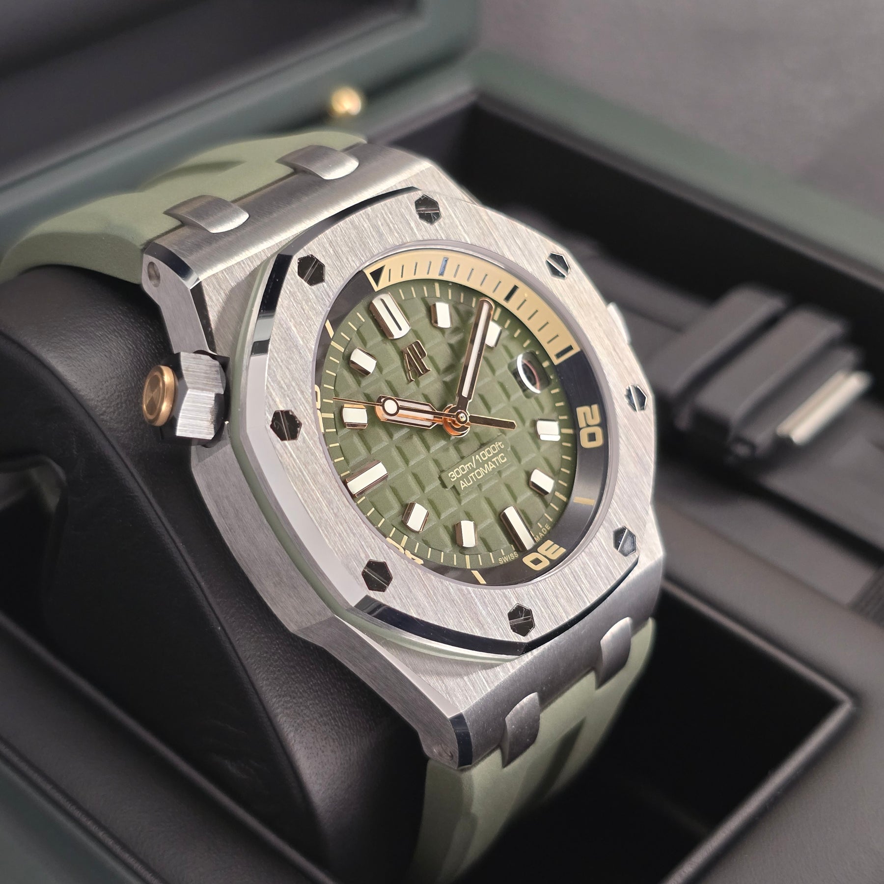 Audemars Piguet Royal Oak Offshore Diver 15720ST left side case