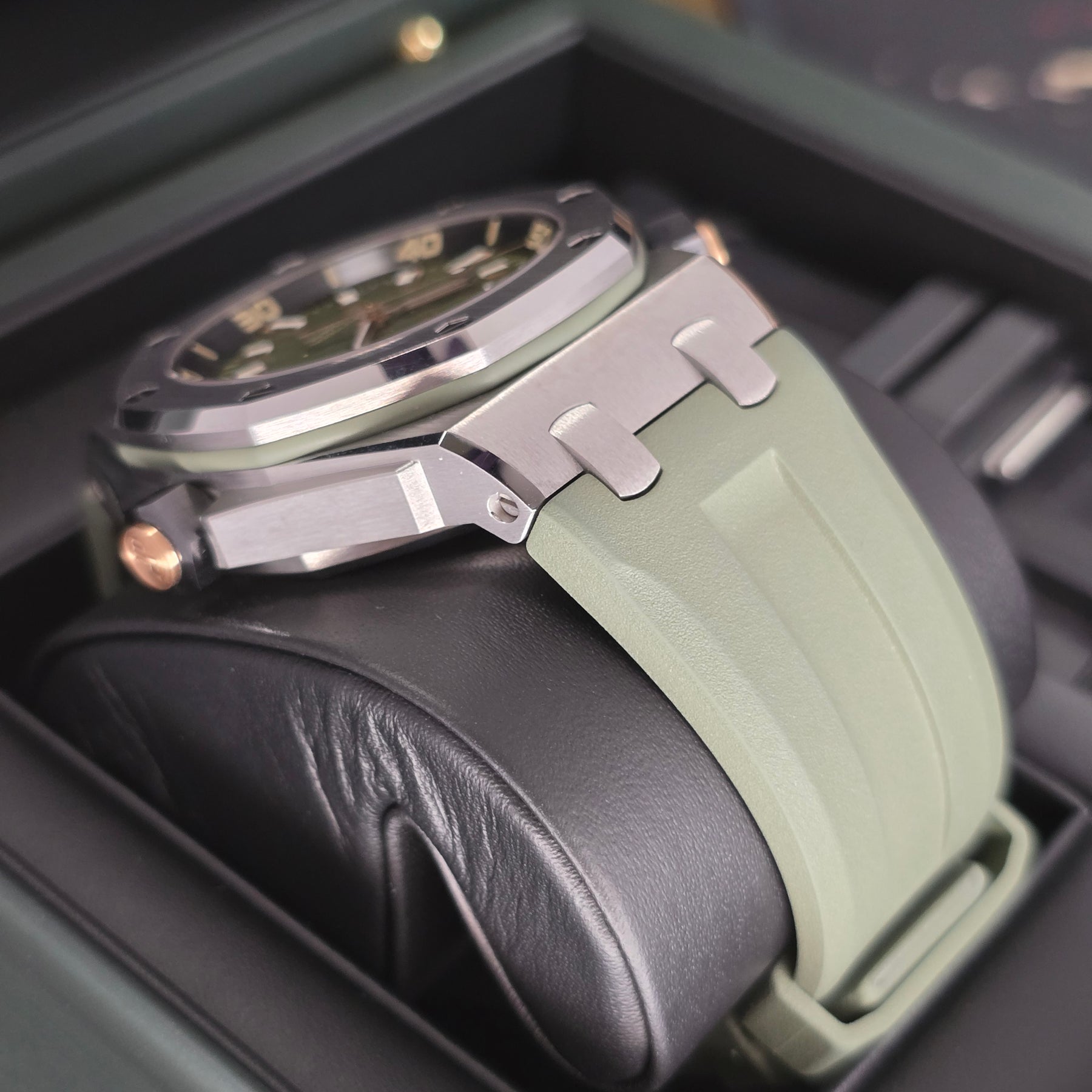 Audemars Piguet Royal Oak Offshore Diver 15720ST lug, rubber strap