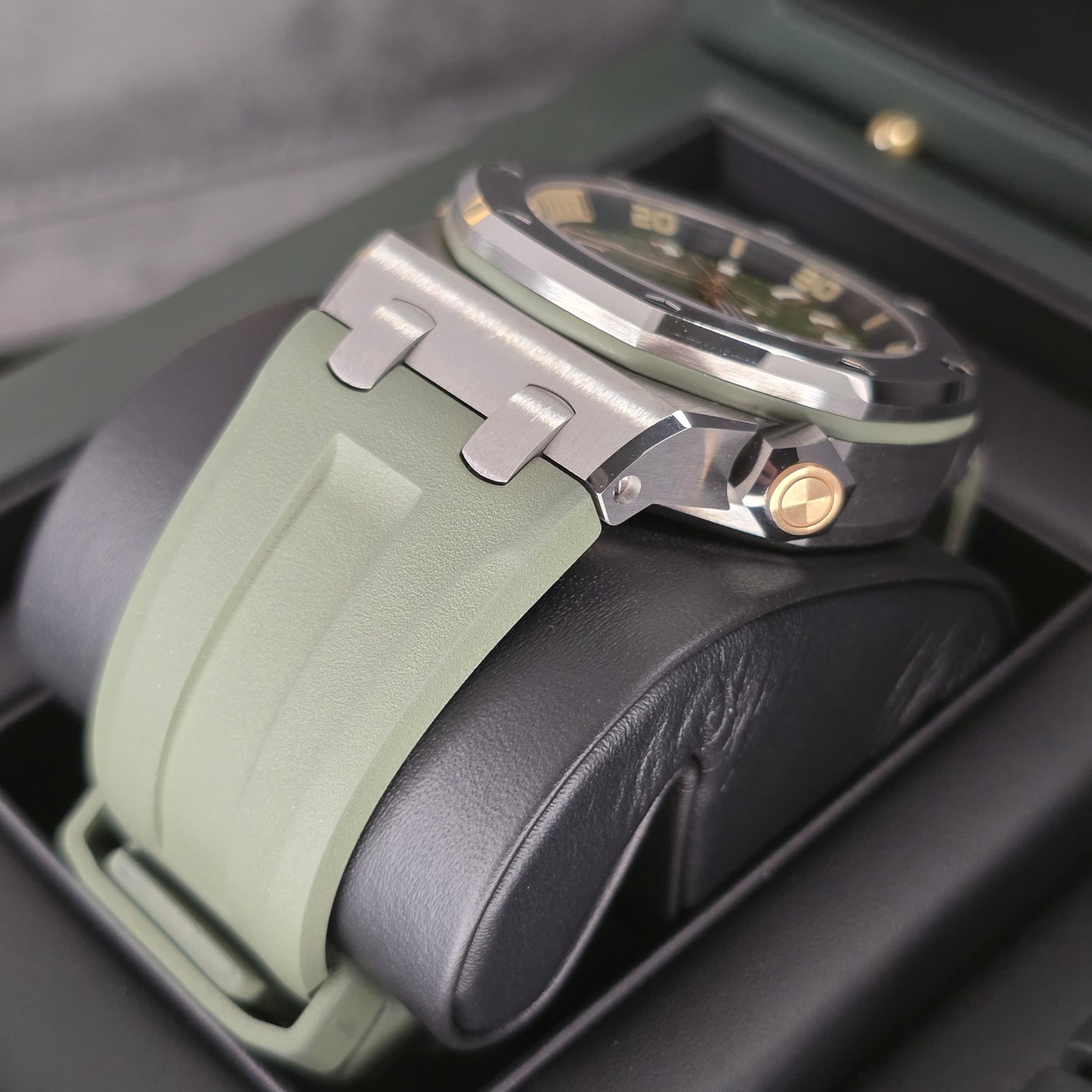 Audemars Piguet Royal Oak Offshore Diver 15720ST lug, rubber strap