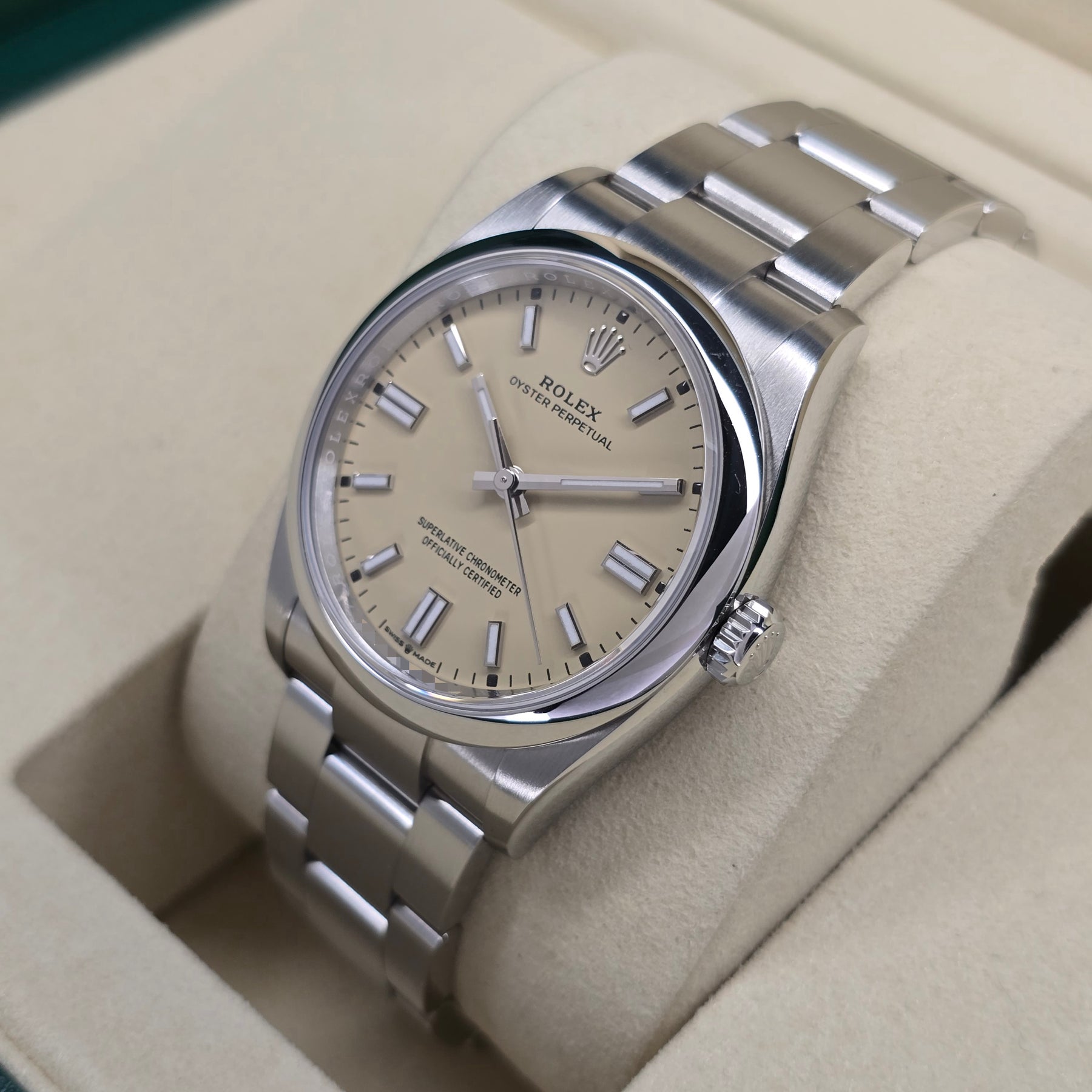 Rolex Oyster Perpetual Beige 126000 right side case