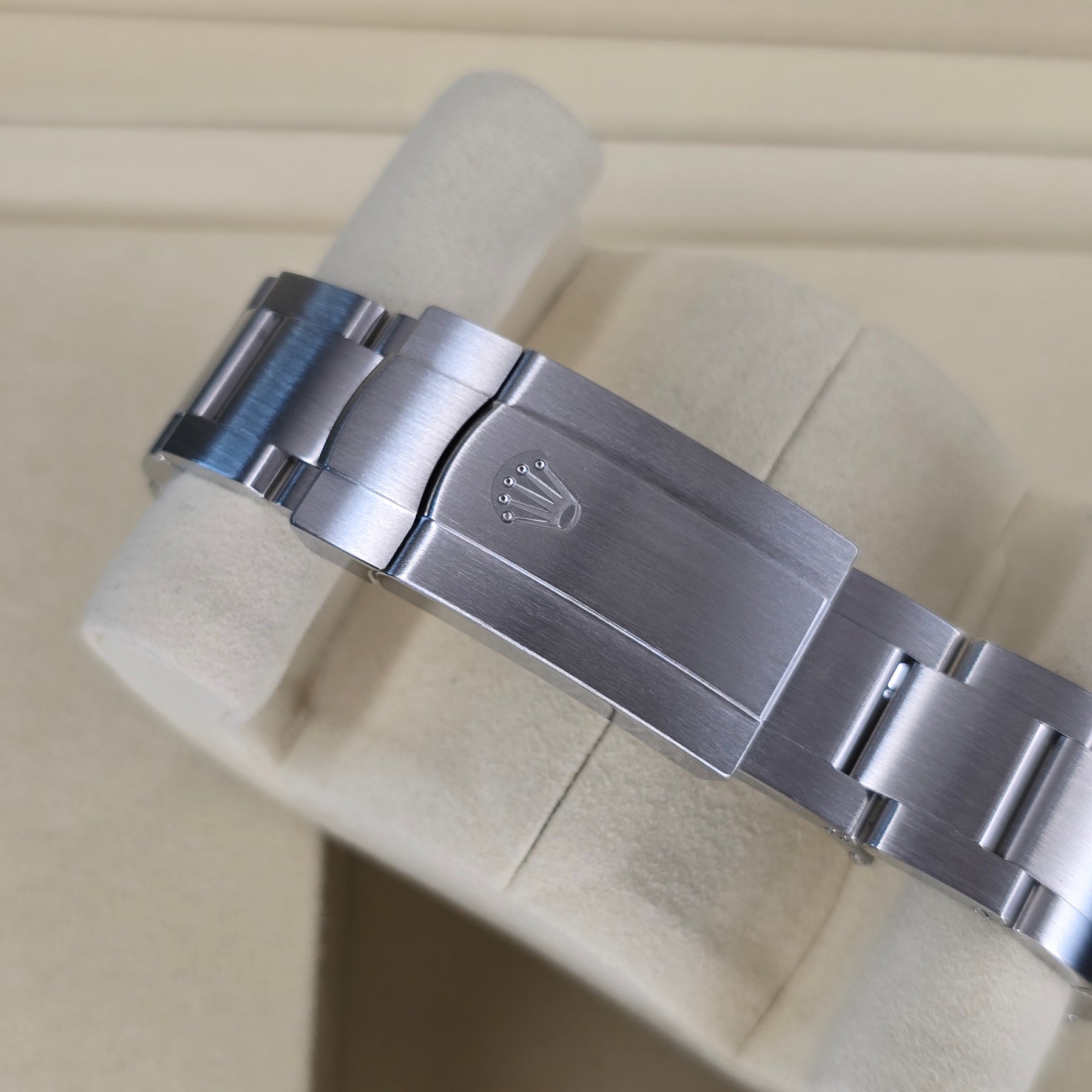 Rolex Oyster Perpetual Beige 126000 clasp