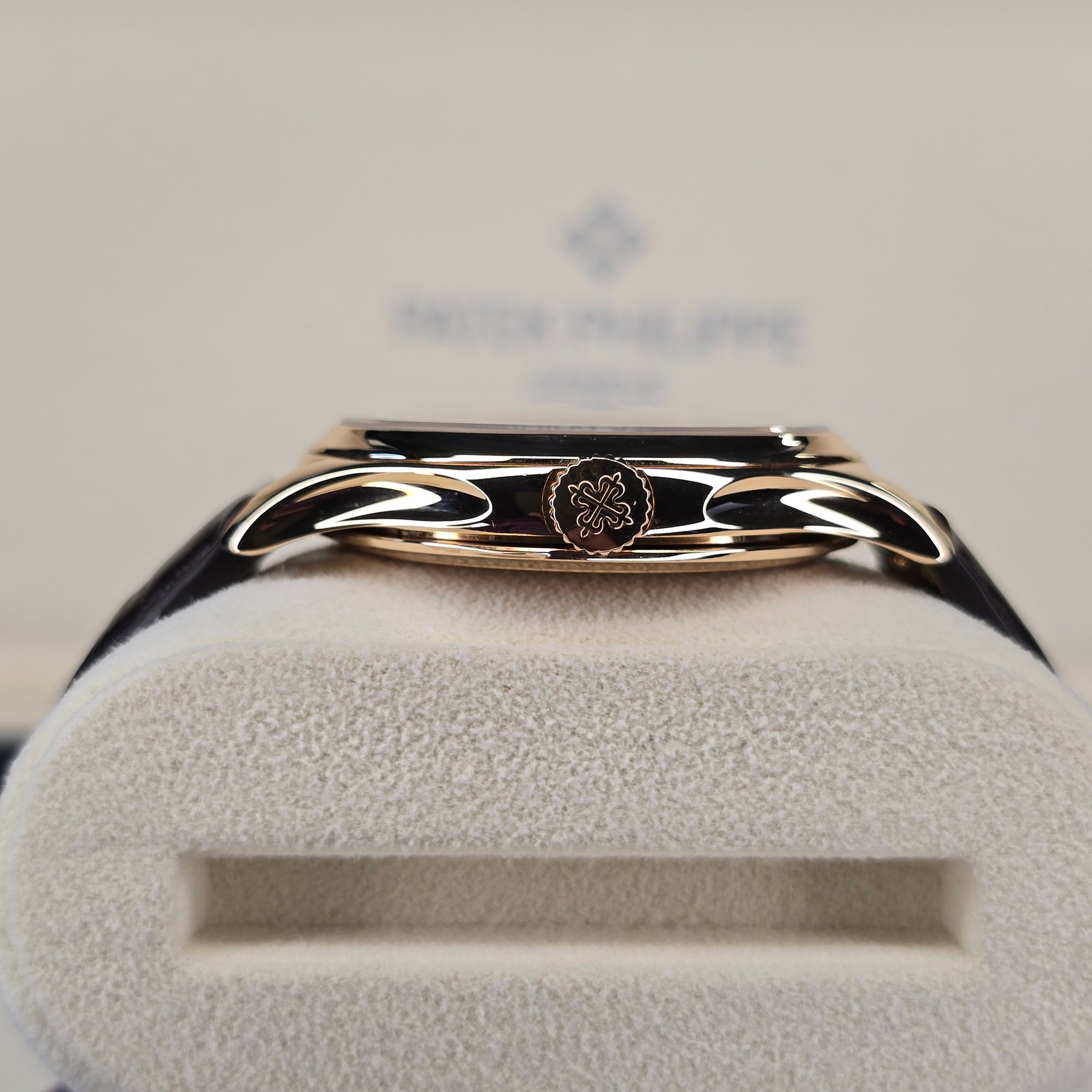 Patek Philippe Calatrava 5227R-001 case