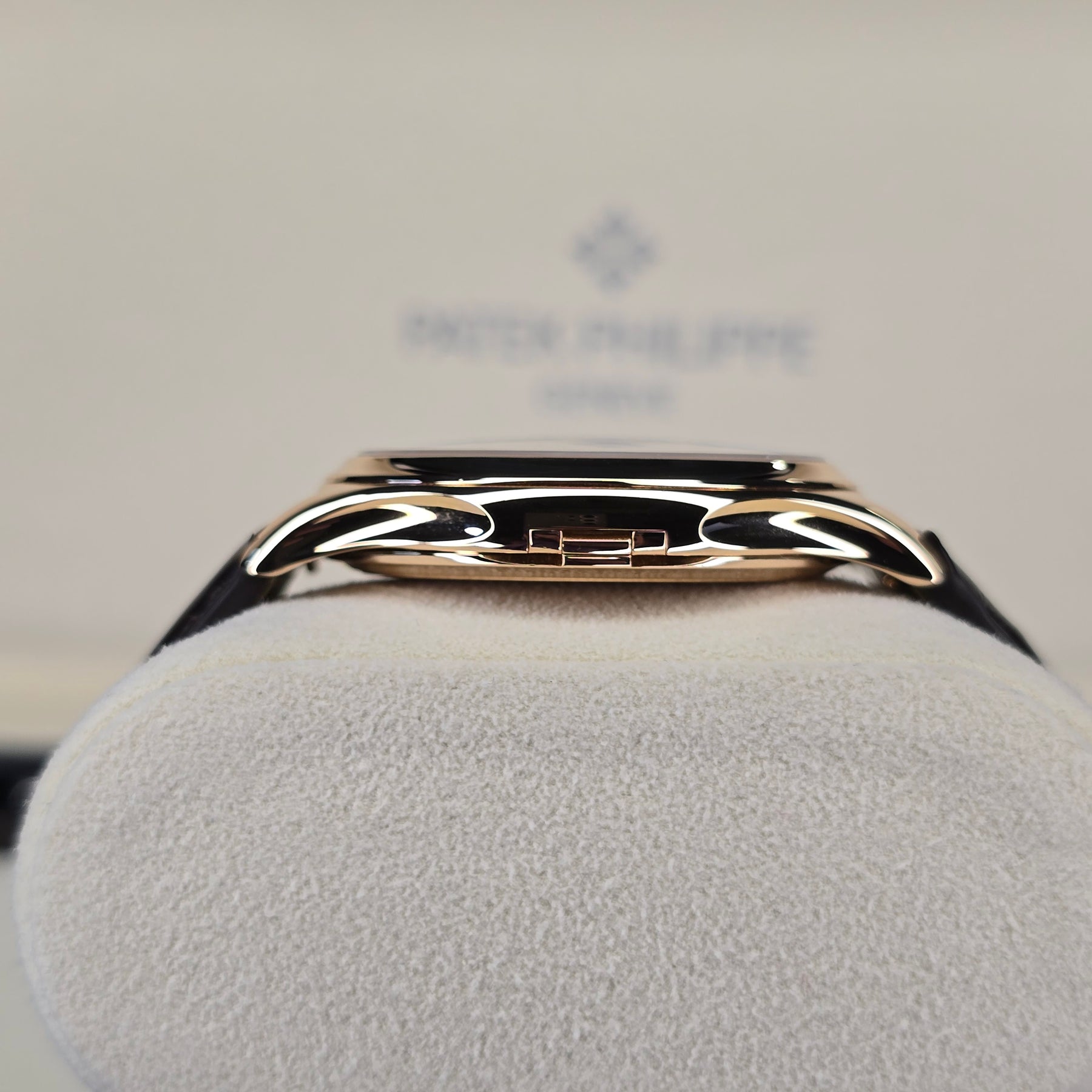Patek Philippe Calatrava 5227R-001 case