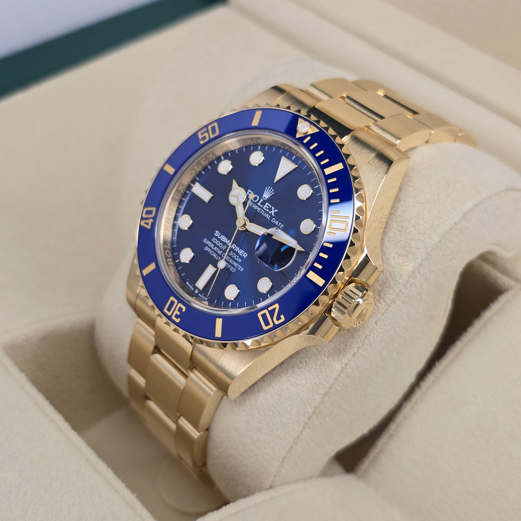 Rolex Submariner Date 18k Yellow Gold 126618LB Bluesy right side case