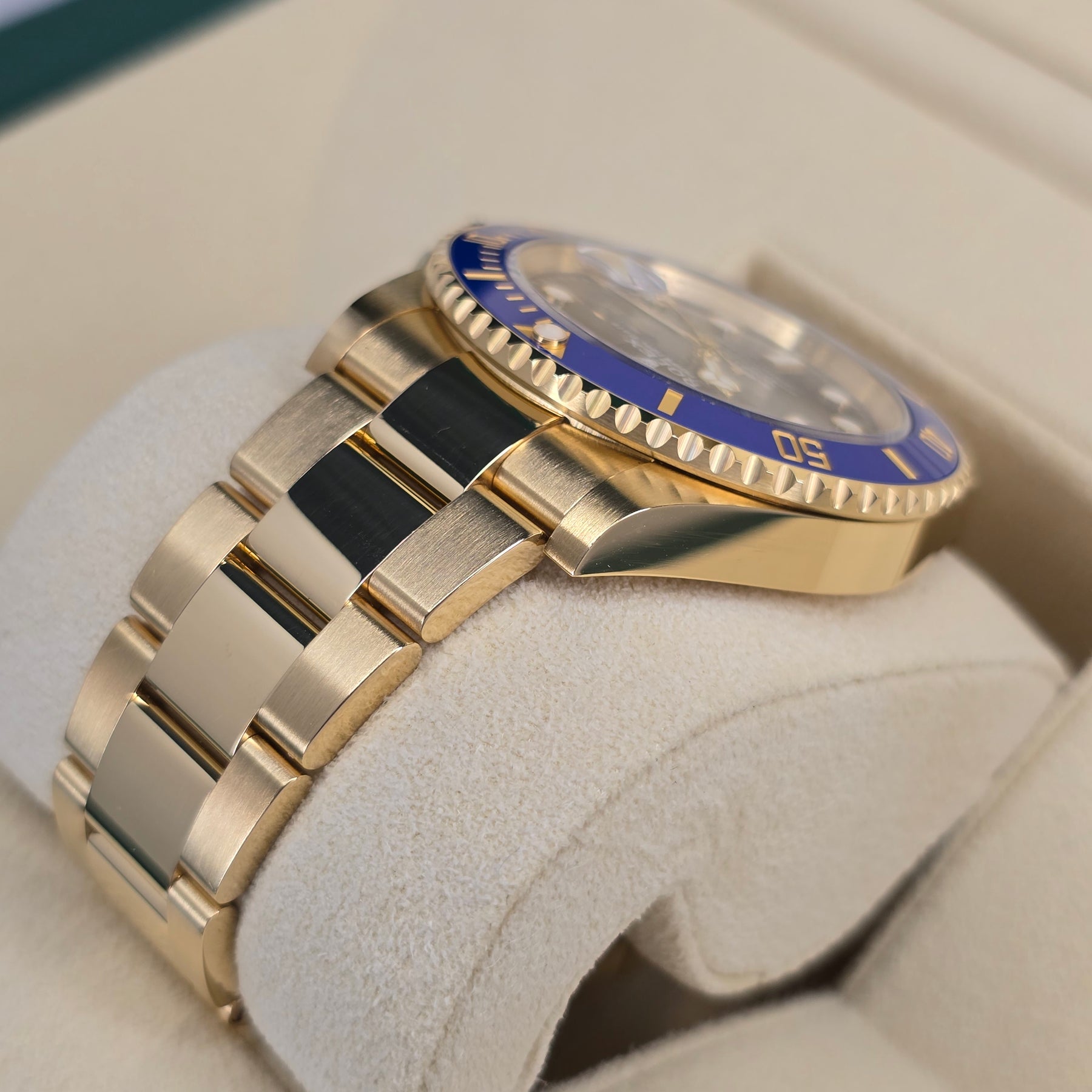 Rolex Submariner Date 18k Yellow Gold 126618LB Bluesy lug, oyster bracelet