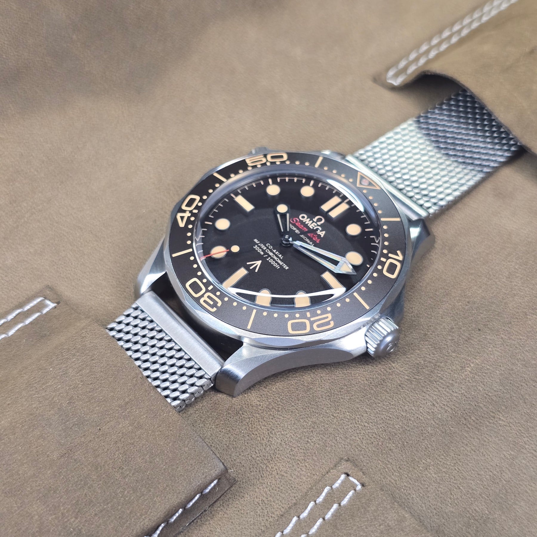 Omega Seamster Diver 300m No Time To Die right side case