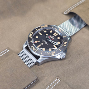 Omega Seamster Diver 300m No Time To Die right side case