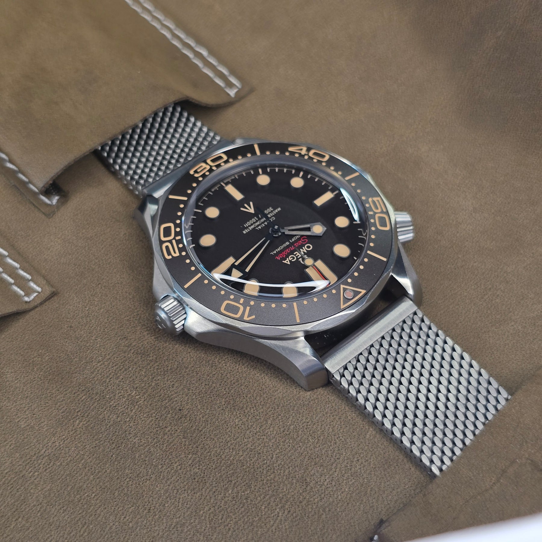 Omega Seamster Diver 300m No Time To Die crown