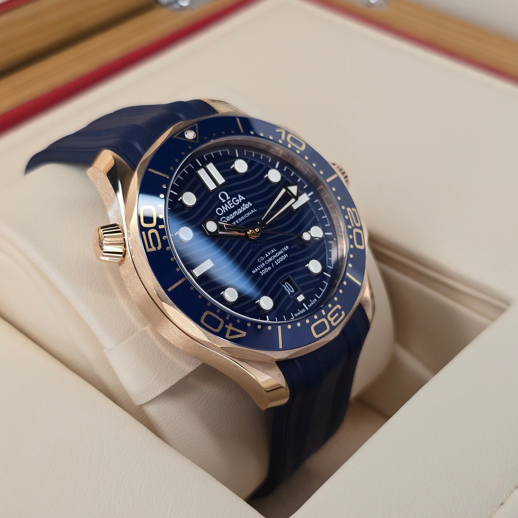 Omega Seamaster Diver 300m 210.62.42.20.03.001 left side case