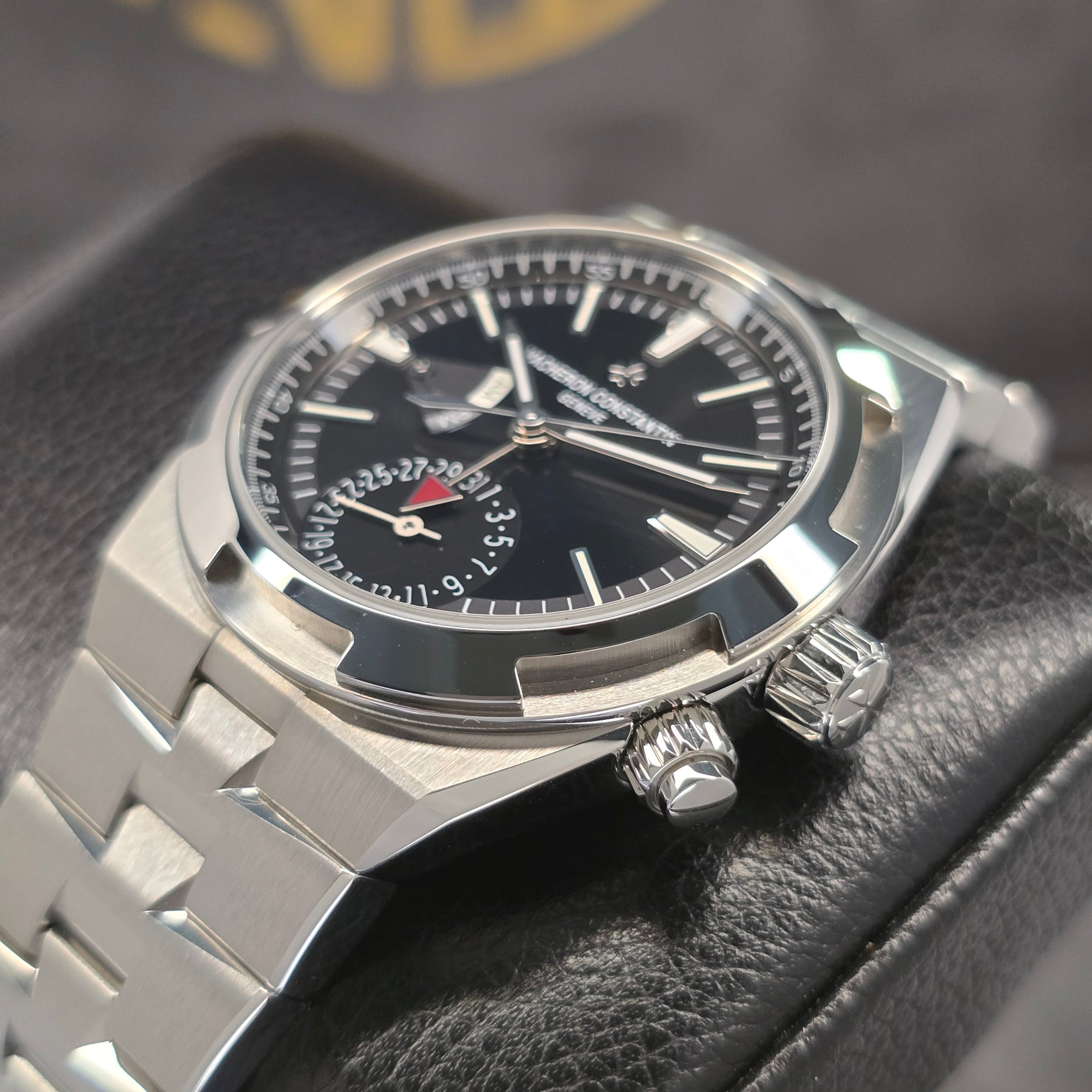 Vacheron Constantin Overseas 7920V Dual Time right side case
