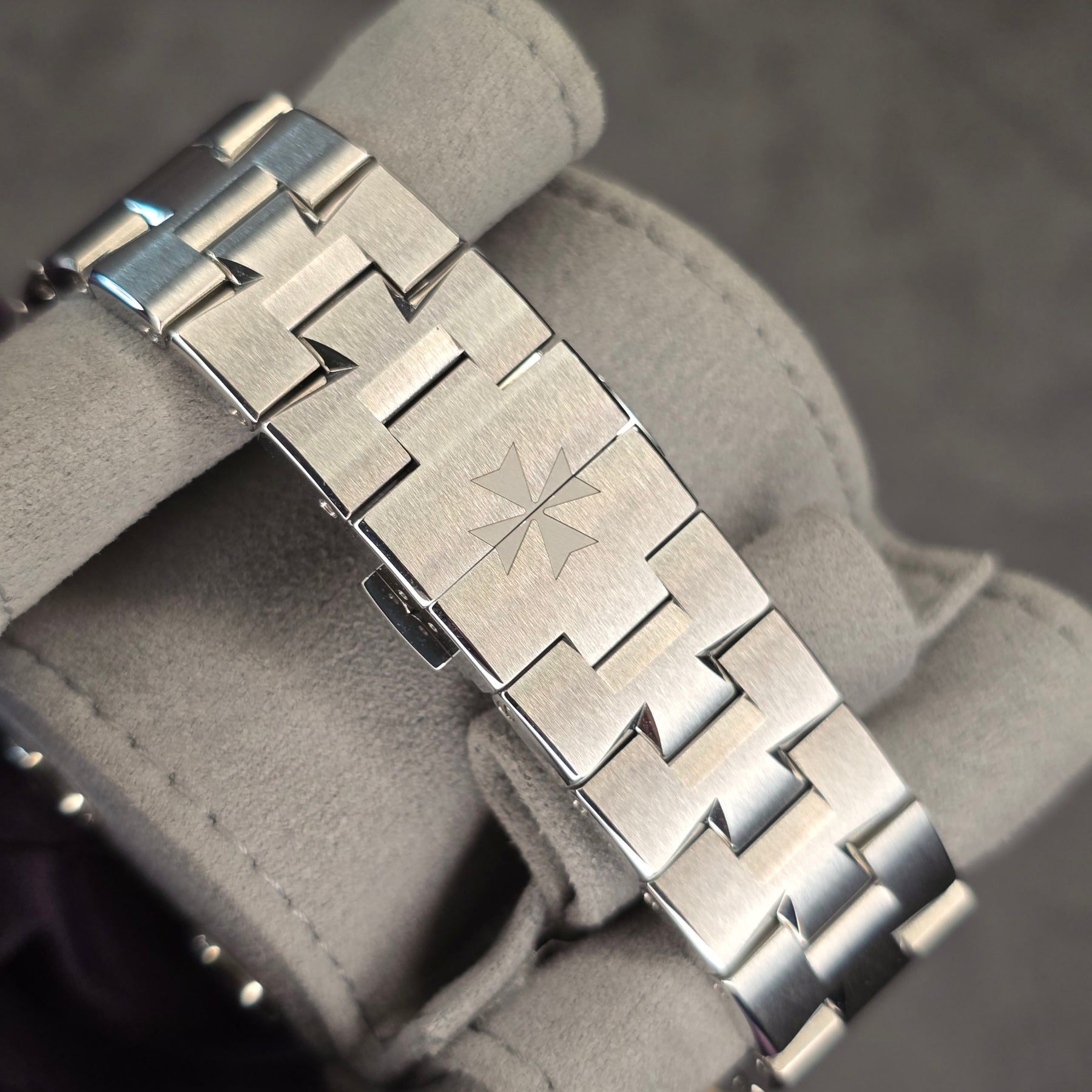 Vacheron Constantin Overseas 7920V Dual Time clasp