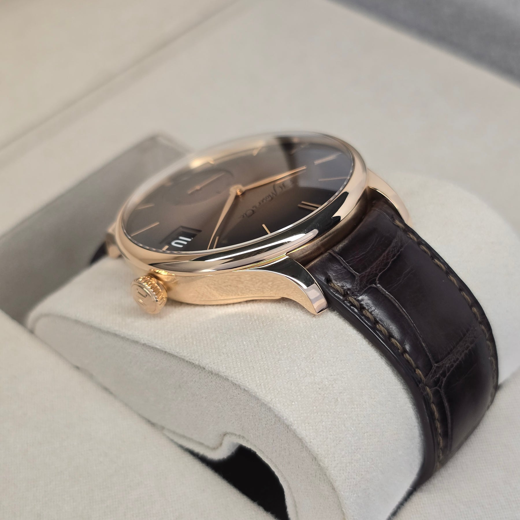 H. Moser & CIE Venturer Big Date  lug, strap