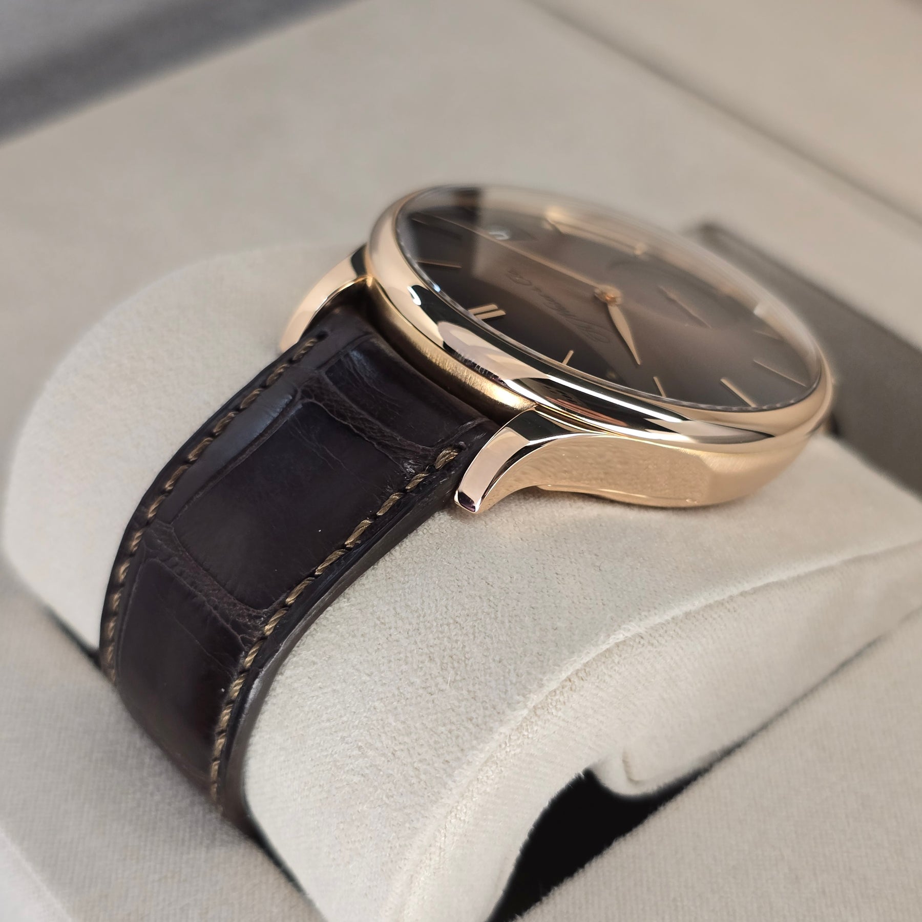 H. Moser & CIE Venturer Big Date  lug, strap