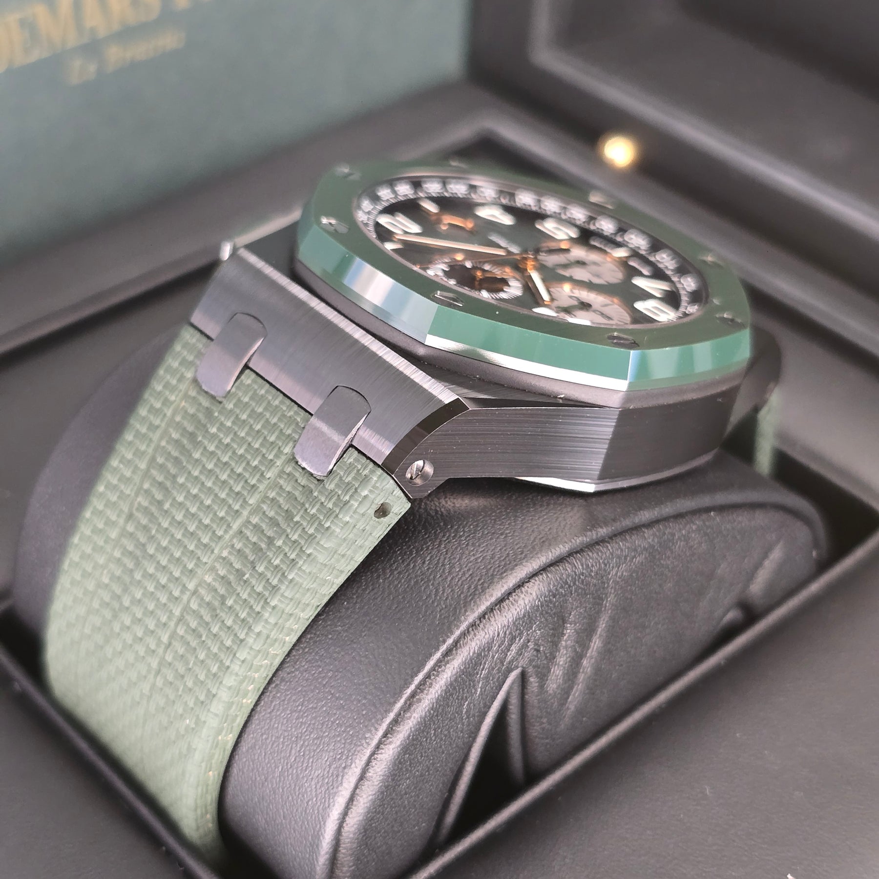 Audemars Piguet Royal Oak Offshore Chrono 26405CE  case, lug
