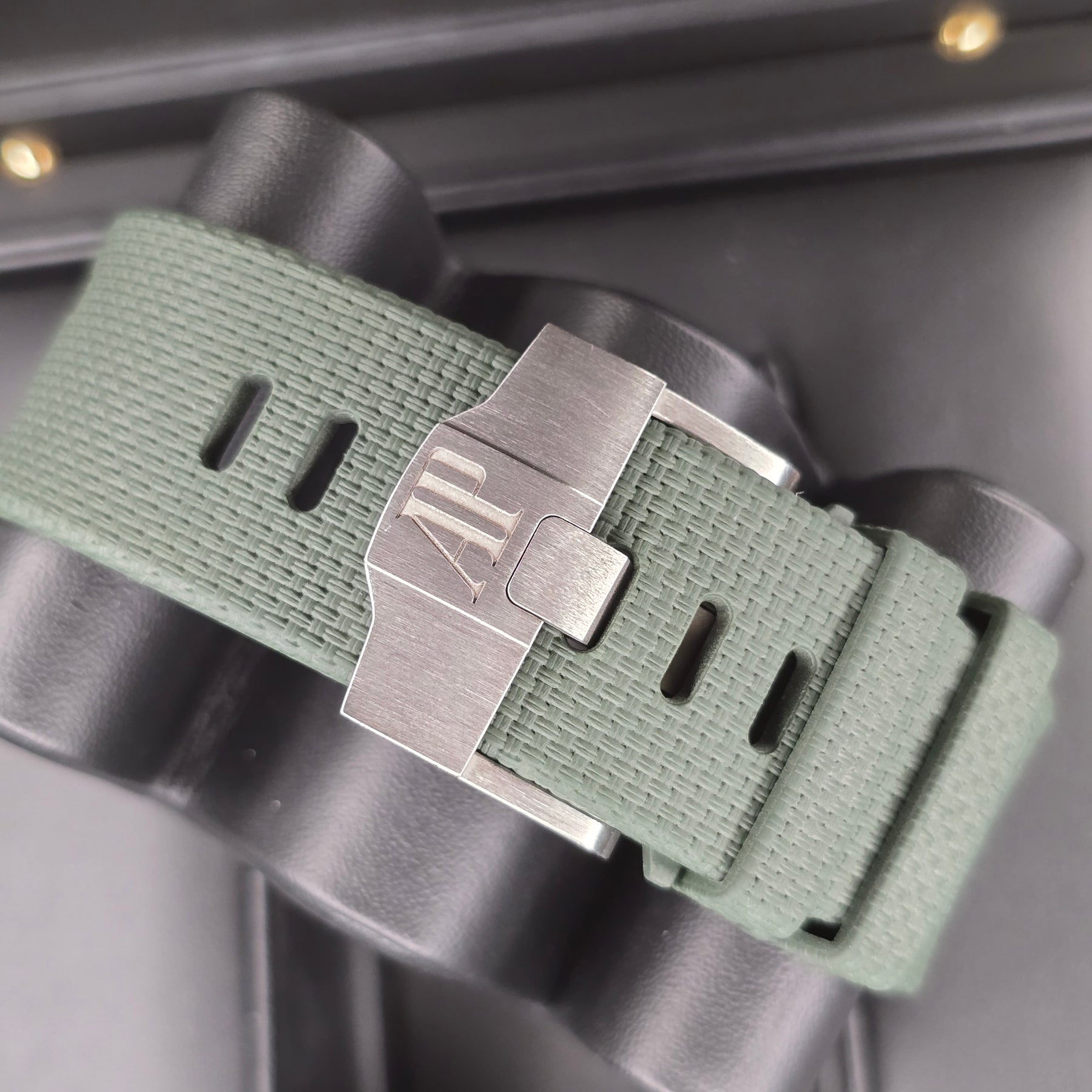 Audemars Piguet Royal Oak Offshore Chrono 26405CE  clasp
