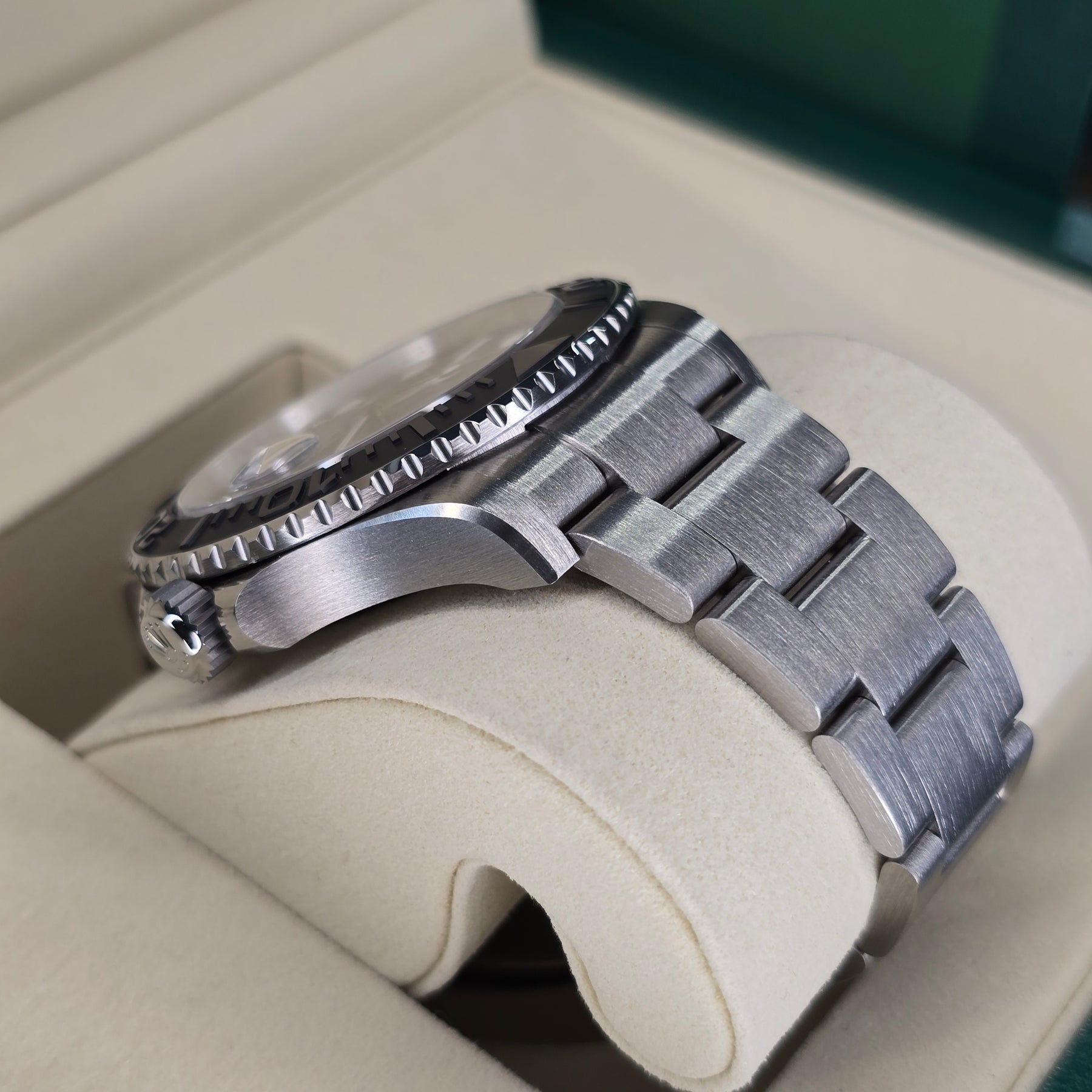 Rolex Yacht-Master Titanium 226627  lug, oyster strap view