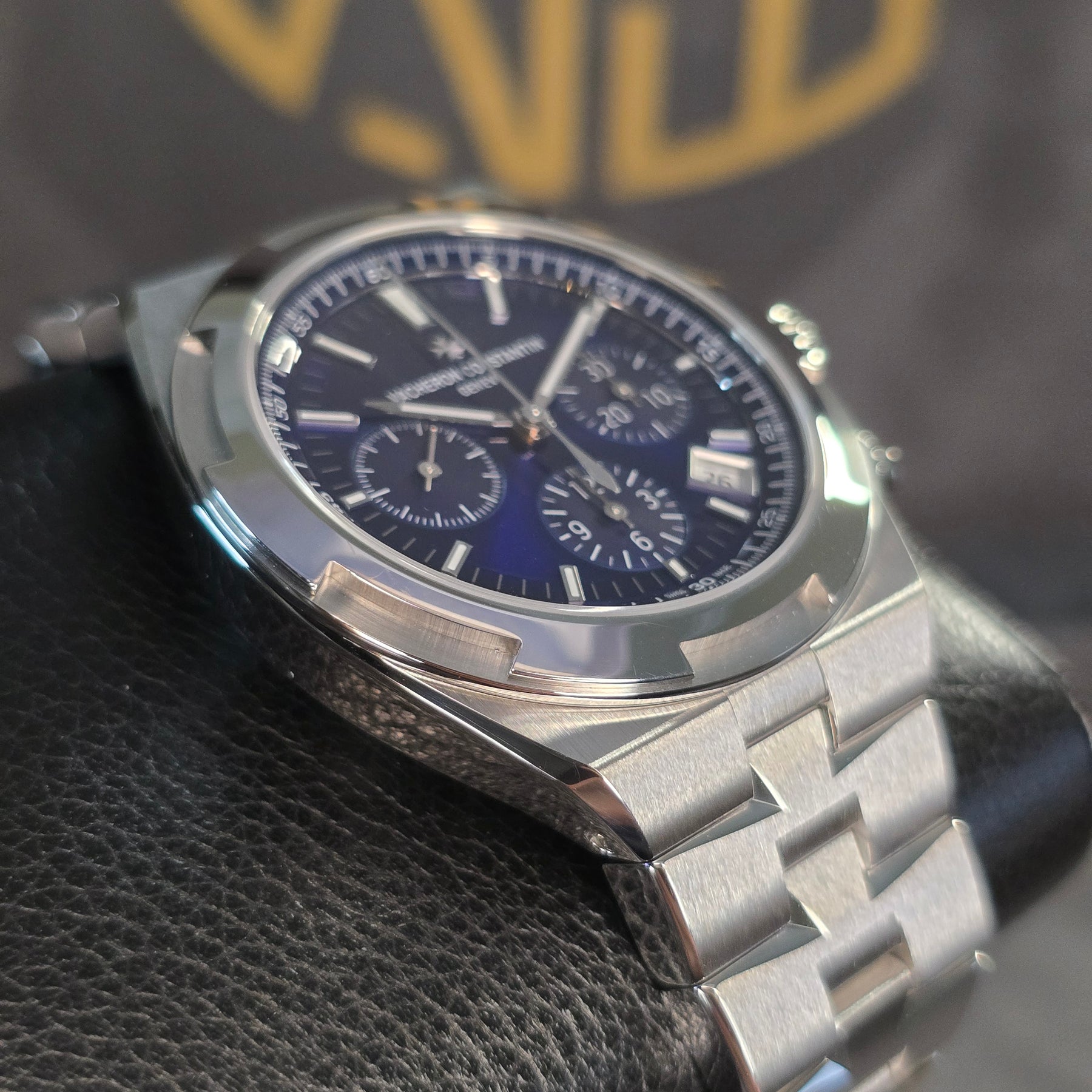 Vacheron Constantin Overseas Chrono 5520v left side case