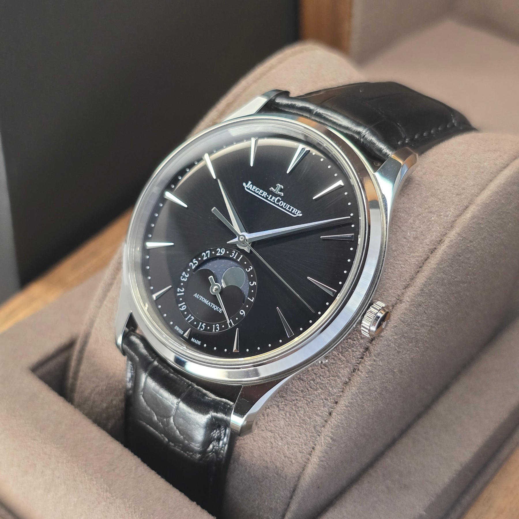 Jeager-LeCoultre Master Ultra Thin Moonphase Q1368471  right side case view