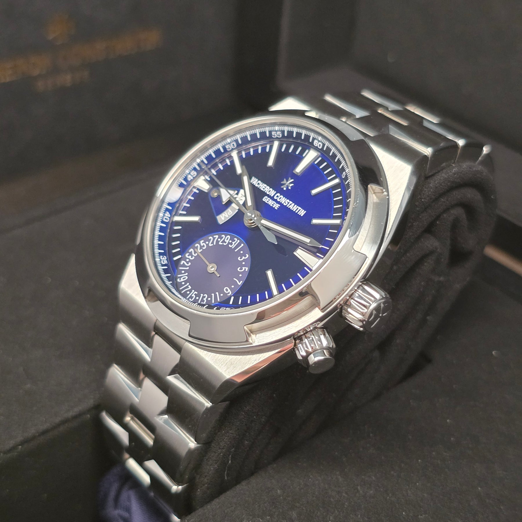 Vacheron Constantin Overseas Dual Time 7900v right side case