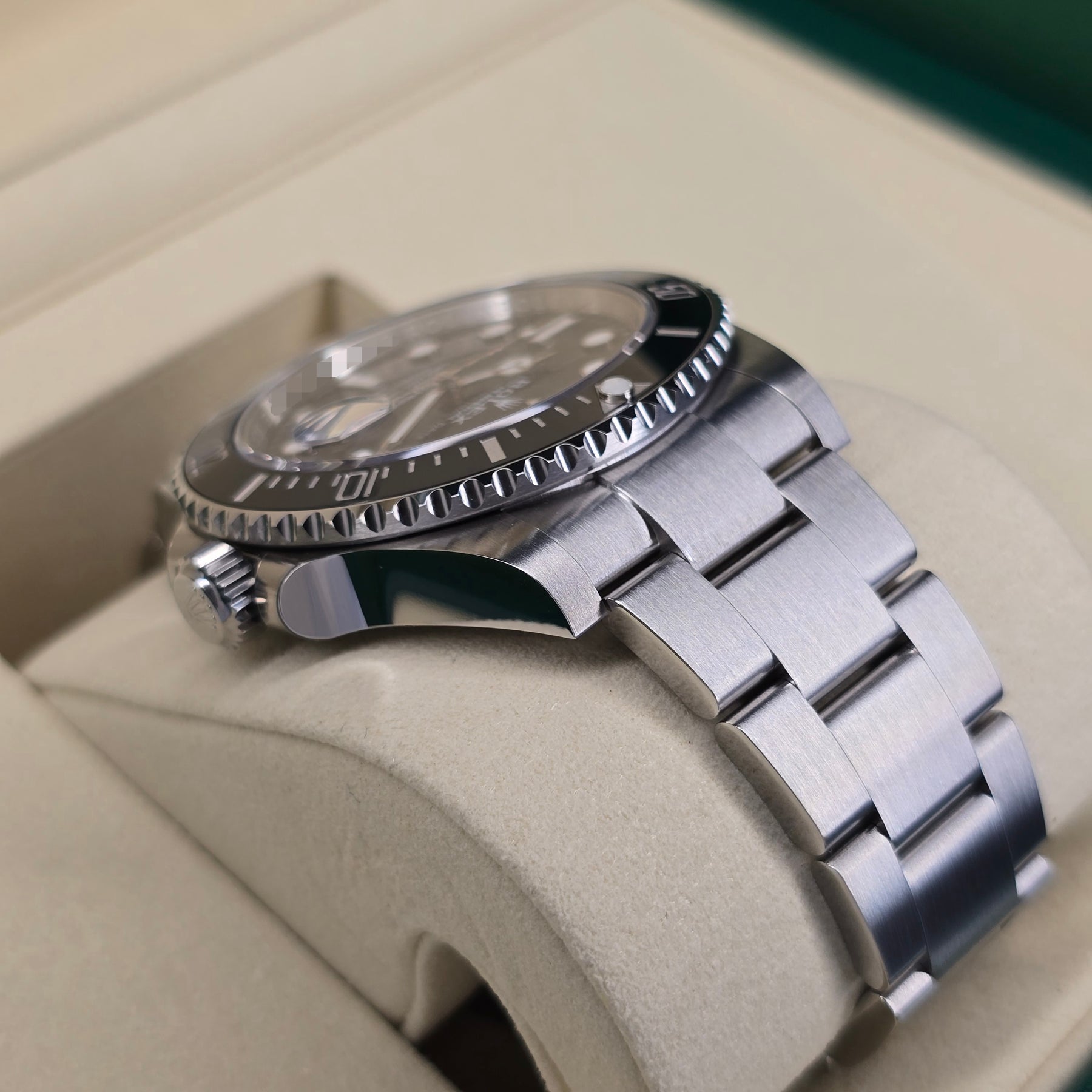 Rolex Submariner Date 126610LN  lug, oyster bracelet