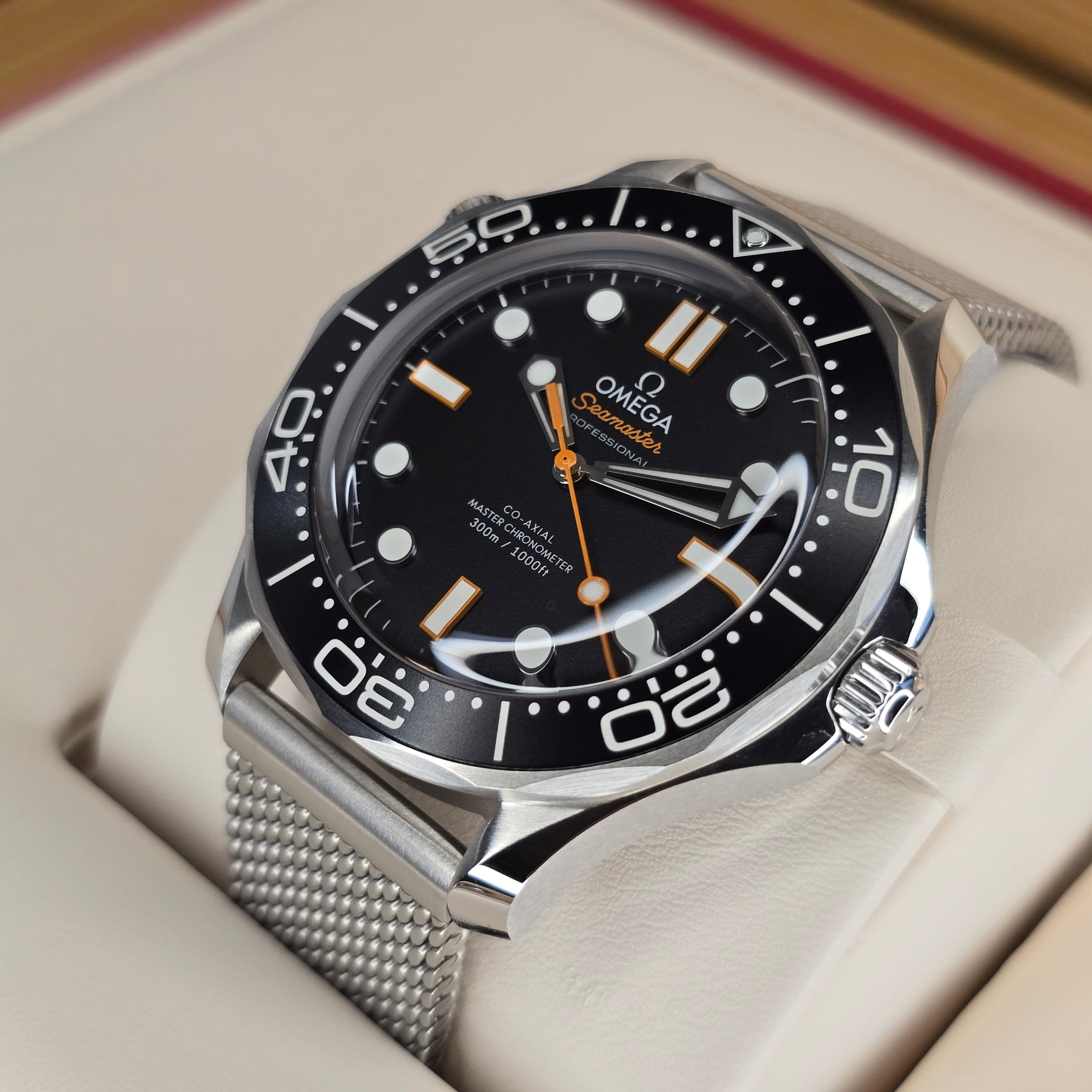 Omega Seamster Diver 300m 210.30.42.20.01.018 right side case