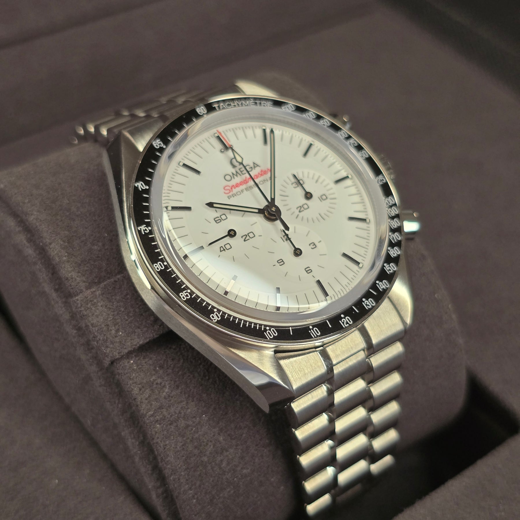 Omega Speedmaster Moonwatch Pro 310.30.42.50.04.001 left side case