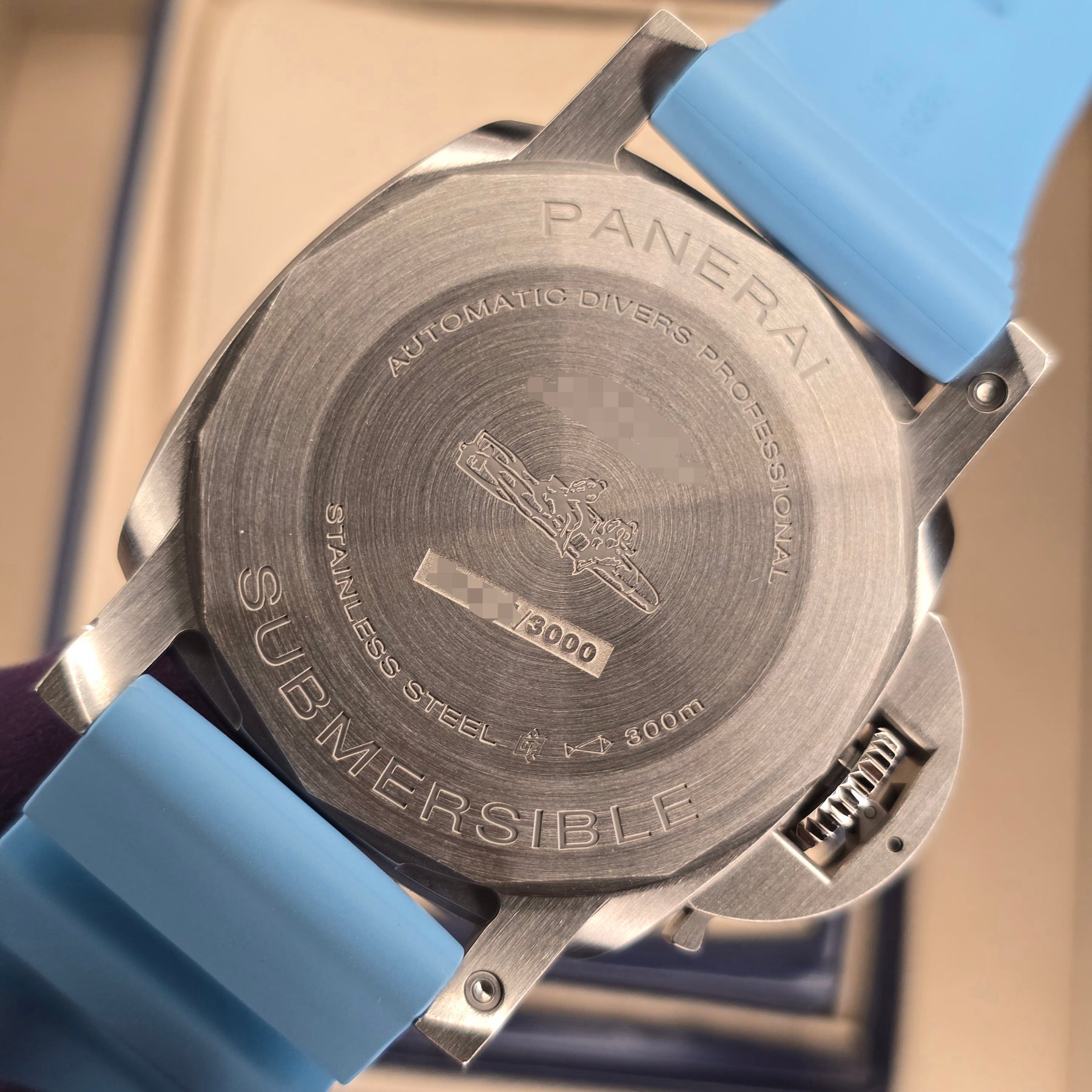 Panerai  Submersible PAM01226 Quaranta Quattro Bianco caseback